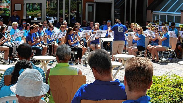 Beim Promenadenkonzert am Samstag &ndash; im Bild das Konzert im vergangenen Jahr &ndash; braucht die Stadtmusik mehr Abstand &ndash; ...