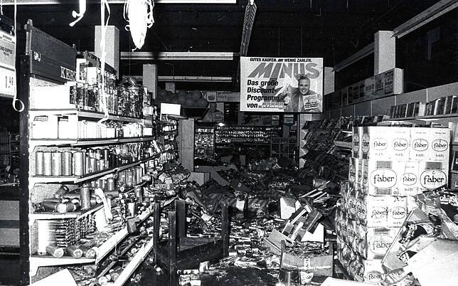 Blick in den Discounter Plaza in Hüfingen, der sich Mitte Februar 1990 total durchwühlt wie nach einem Überfall präsentiert.