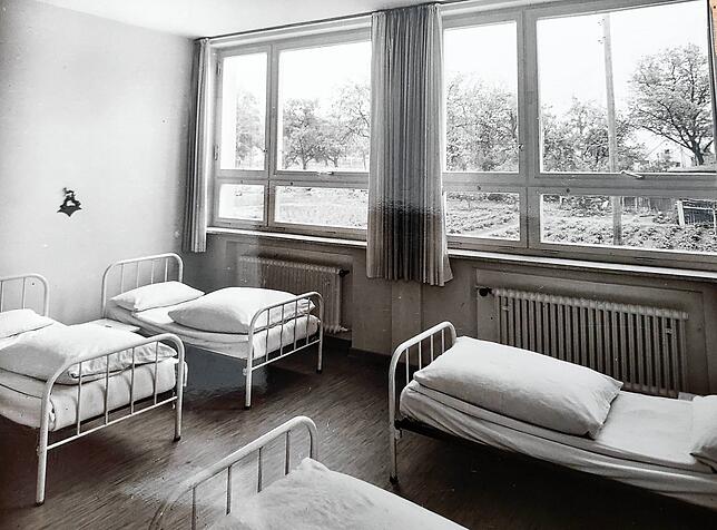 Ein Schlafsaal mit 15 Betten im Kinderkurheim &bdquo;Siloah&ldquo;.