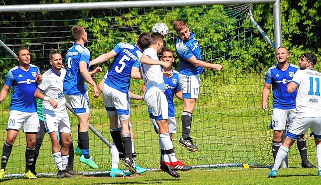 Viel Betrieb: Der SV Murg tat alles beim SV Stühlingen, musste sich aber mit einem 2:1-Sieg begnügen, der erst kurz vor Schluss perfekt ...