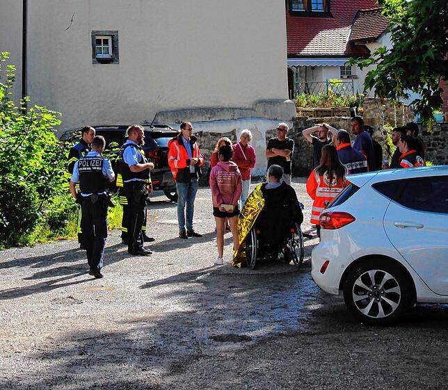 Bürgermeister Micha Bächle (Mitte, orange Weste) berät mit den Betroffenen die aktuelle Situation.