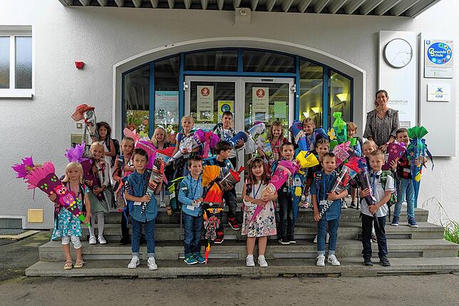 Grundschule Fischbach: Die Erstklässler der Klasse 1d mit ihrer Klassenlehrerin Anja Mosch.