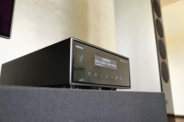 Black Box: Das Audio System im Hörraum ist Verstärker, Streamer und Radio in einem. Im Hintergrund ist ein klassischer Standlautsprecher ...