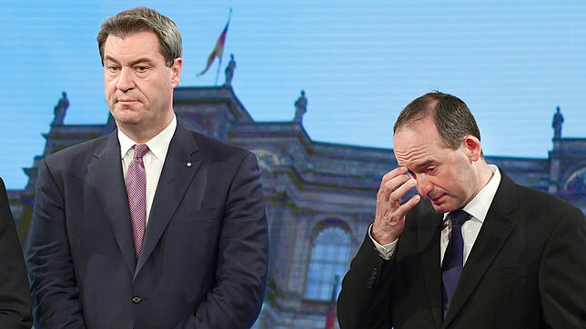 Markus Söder und Hubert Aiwanger, damaliger Spitzenkandidat und Partei-Chef der Freien Wähler in Bayern, während einer Fernsehsendung im ...