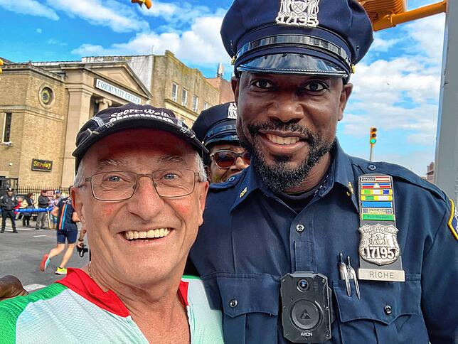 Selfie mit der New Yorker Polizei: „Alle Helfer waren so unglaublich nett, jeder hat die Läufer angefeuert“, schwärmt Peter ...