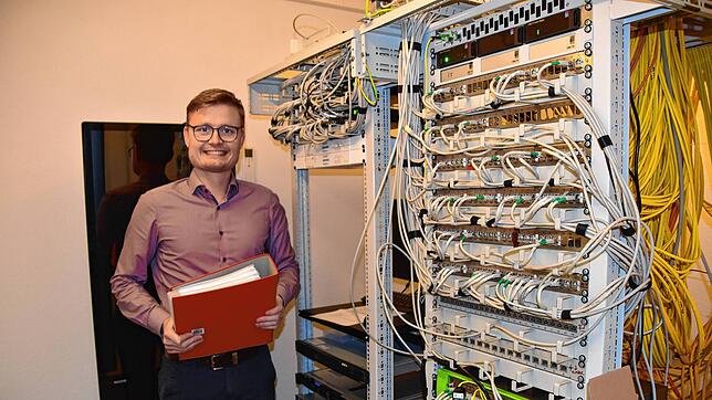 Hauptamtsleiter Daniel Schweizer steht hinter der maßvollen Digitalisierung der Verwaltung. Dicke Aktenordner können über die Server im ...