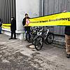 Vertreter der Bürgerinitiative Gegenwind Hochbühl machen vor der Irishalle in Eriskirch mit Bannern auf ihre Anliegen aufmerksam. Ihr ...