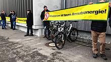 Vertreter der Bürgerinitiative Gegenwind Hochbühl machen vor der Irishalle in Eriskirch mit Bannern auf ihre Anliegen aufmerksam. Ihr ...