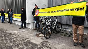 Vertreter der Bürgerinitiative Gegenwind Hochbühl machen vor der Irishalle in Eriskirch mit Bannern auf ihre Anliegen aufmerksam. Ihr ...