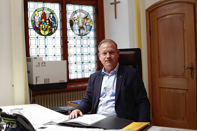 Jan Zeitler an seinem Schreibtisch im Überlinger Rathaus.