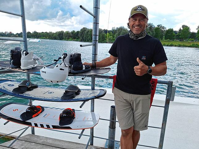 Helgi Kolvidsson, Betreiber der Wasserskianlage, freut sich auf fünf Gewinner, die nicht nur Wasserski fahren, sondern auch einen Blick ...