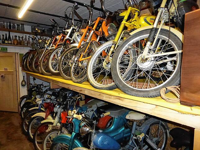 Diese alten Mopeds stehen erst seit wenigen Tagen im Museum in Zollhaus.