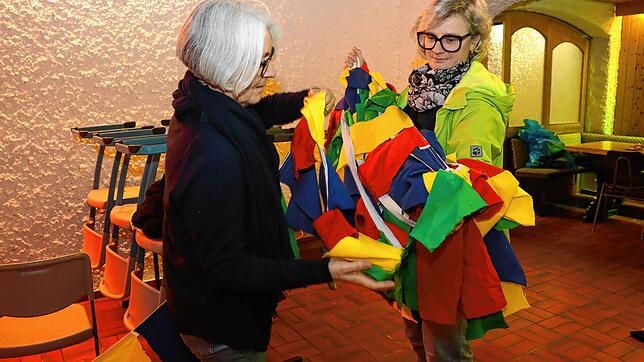 Ordentlich aufgeräumt werden die Bändel, die noch bis Aschermittwoch im Partyraum Bunsenbrenner im Keller des Kardinal-Bea-Hauses ...