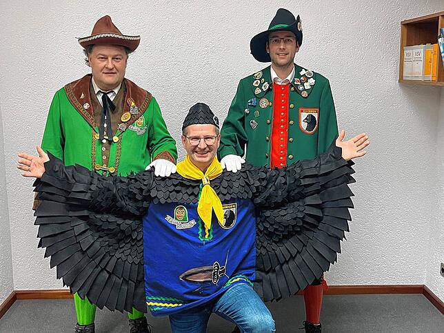 Der Bürgermeister im einheitlichen Häs: Halb Quak, halb Käfersieder. Im Bild die beiden Narrenpräsidenten Stefan Heiser (rechts) und ...