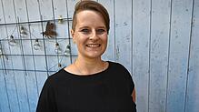 SPD-Gemeinderatskandidatin Anja Kutter steht in ihrem Garten in Bermatingen.