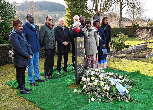 Im stillen Gedenken an der neu errichteten Gedenkstätte für die Opfer des Genozids 1994 an den Tutsi in Ruanda auf dem Friedhof in ...