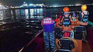 Retter suchen nach dem Fährunglück vor Bali nach Opfern.