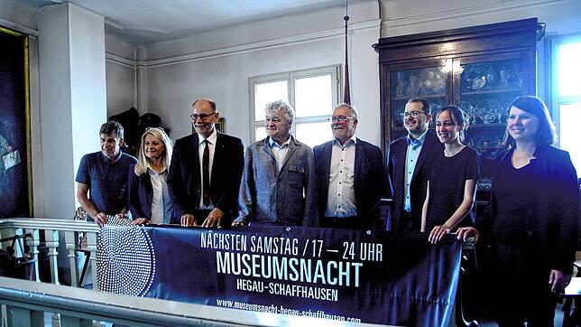 Sie stellen die Museumsnacht 2025 im Rathaus Stein am Rhein vor (von links): Marcel Zürcher, Catharina Scheufele, Singens OB Bernd ...