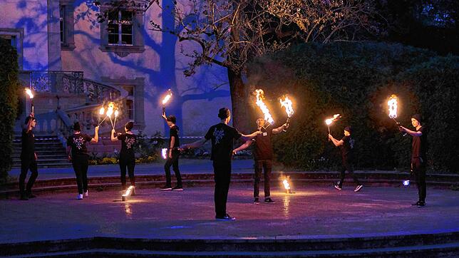 Die jugendlichen Artisten des Zirkus Papperlapapp zeigten ihre Jonglagekünste. Der Höhepunkt war die Feiershow vor dem Schloss.
