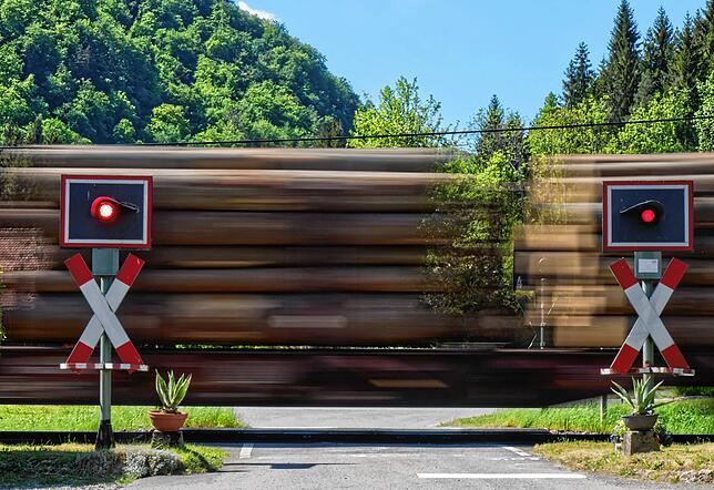 Der Bahnhübergang von der Landesstraße zum Talhof soll deutlich früher als geplant, bereits 2025, fertig gestellt sein.
