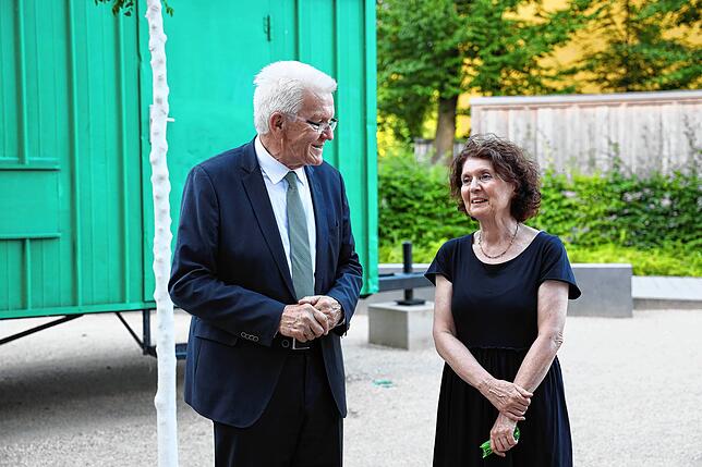 Zur schulinternen Abschiedsfeier kam der Ministerpräsident von Baden-Württemberg, Winfried Kretschmann, als Überraschungsgast. Er war ...