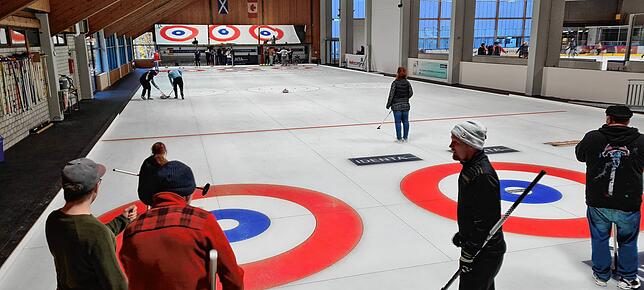 Auch diese Eisfläche des Curling Clubs Schwenningen steht bei der Einspardebatte zur Disposition. Das Foto stammt aus dem November 2021.