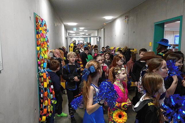 Endlich Fasnacht: Die 260 Kinder konnten es nicht erwarten zum ersten Mal richtig Fasnacht zu erleben.