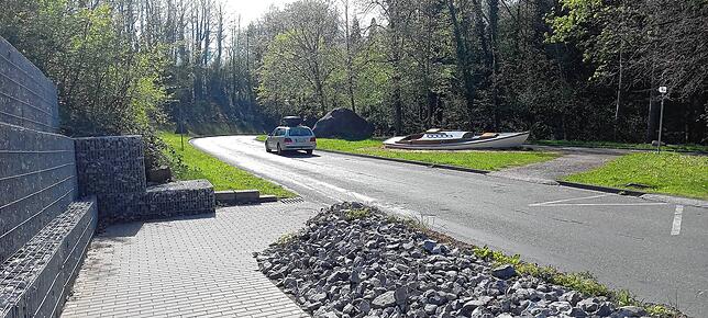Das Boot befindet sich am Fußweg vom Töbeleparkplatz in Richtung Stadtzentrum.