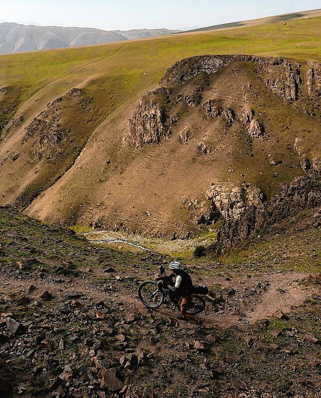 Patrick Majerle im endlos erscheinenden kirgisischen Hochgebirge, die raue Schönheit der Landschaft hat Majerle trotz der in ihr ...