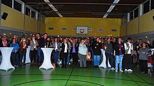 Am gut besuchten Neujahrsemfang in Klettgau feiern die Gäste den 44. Geburtstag des Klettgauer Bürgermeisters mit angezündeten ...