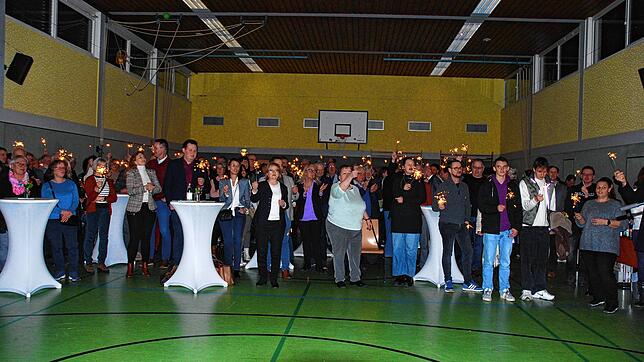 Am gut besuchten Neujahrsemfang in Klettgau feiern die Gäste den 44. Geburtstag des Klettgauer Bürgermeisters mit angezündeten ...