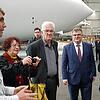 Besuch in der Zeppelin-Werft: Ingenieur Rene Franck im Gespräch mit Gerlinde und Winfried Kretschmann und Andreas und Wilma Brand (von ...