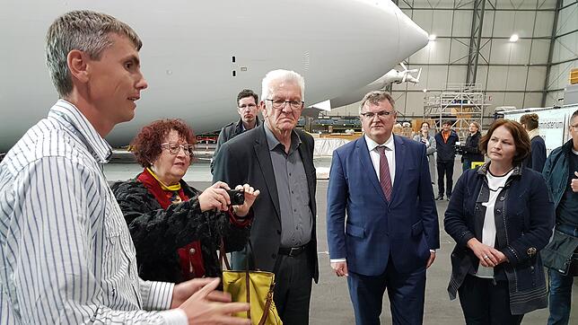 Besuch in der Zeppelin-Werft: Ingenieur Rene Franck im Gespräch mit Gerlinde und Winfried Kretschmann und Andreas und Wilma Brand (von ...