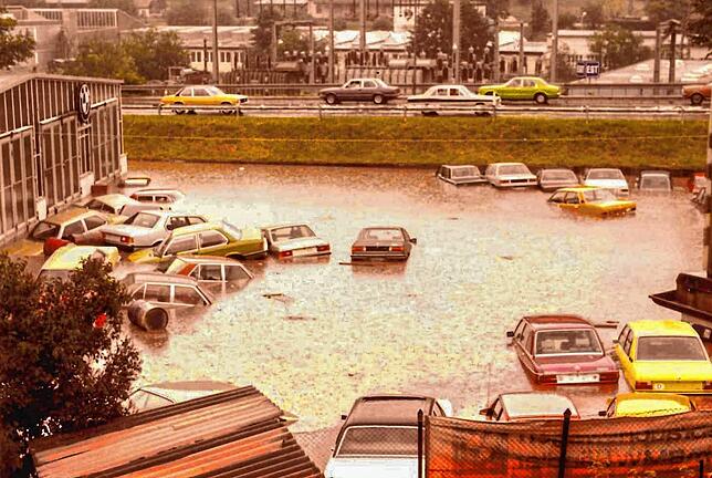 Ein Bild der Zerstörung bietet sich am 30. Juli 1980 auf dem Hof des Autohauses Bäsch. Nach einem Unwetter steht der Hof meterhoch unter ...