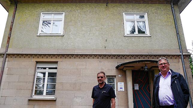 Eigentümer Rainer Böse (links) und Mieter Andreas Effinger von den Paritätischen Sozialdiensten Konstanz verstehen nicht, warum diese ...
