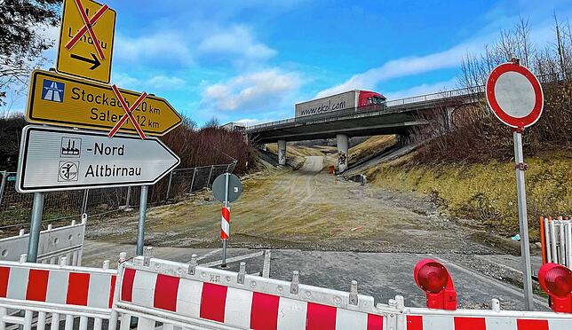 Bereits seit einigen Wochen gesperrt: Die Rengoldshauser Straße mit dem Brückenbauwerk, das im Zuge des Umbaus weichen muss.