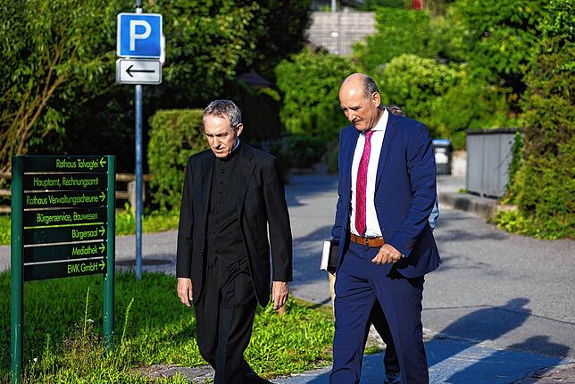 Gänswein (l.) und sein Verleger Manuel Herder (r.) auf dem Weg zur Lesung.