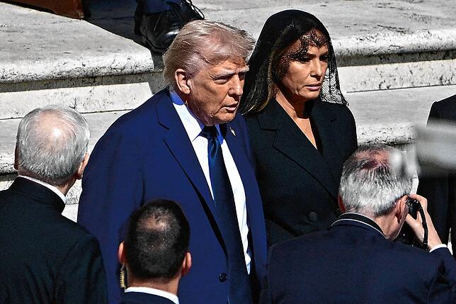 Auch US-Präsident Donald Trump und Frau Melania sind unter den Trauergästen.