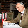 Albrecht Graf von Brandenstein-Zeppelin (links) hat viele Akten des Innenministeriums zur Zeppelin-Stiftung studiert. Friedrichshafens ...