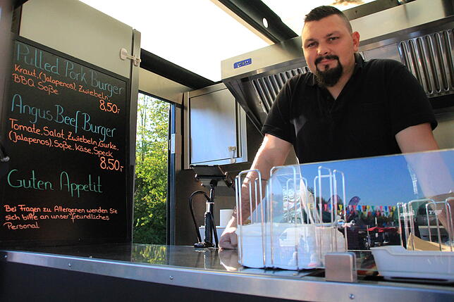 Eugen Miller aus Ravensburg verkauft in seinem „Daddy‘s Diner“-Truck Burger mit Fleisch aus der Region.