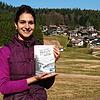 Die in Herrischried (im Hintergrund) lebende Autorin Sandhya Hasswani präsentiert ihr im Friedrich Reinhardt Verlag erschienenes Buch ...