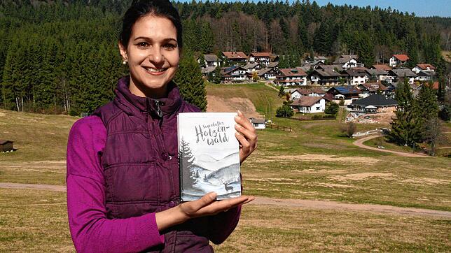 Die in Herrischried (im Hintergrund) lebende Autorin Sandhya Hasswani präsentiert ihr im Friedrich Reinhardt Verlag erschienenes Buch ...