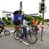 Auch am Bahnübergang in der Riedstraße zwischen Industriegebiet und Wollmatingen herrscht oft Chaos. Wartende Radfahrer und Fußgänger, ...