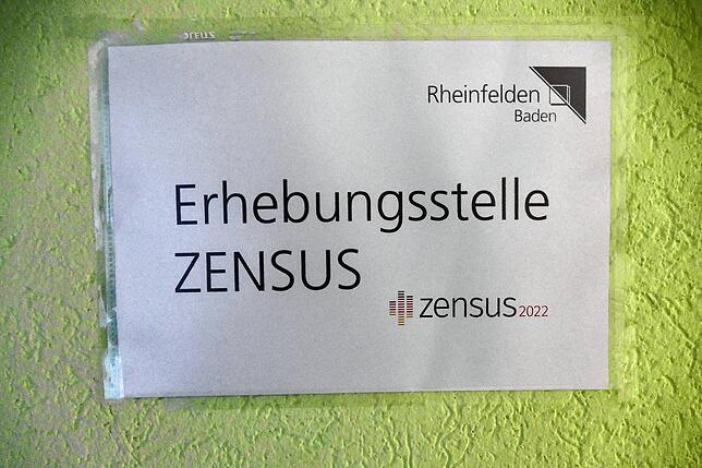 Ein Schild weist auf das Büro der Zensus-Erhebungsstelle hin.