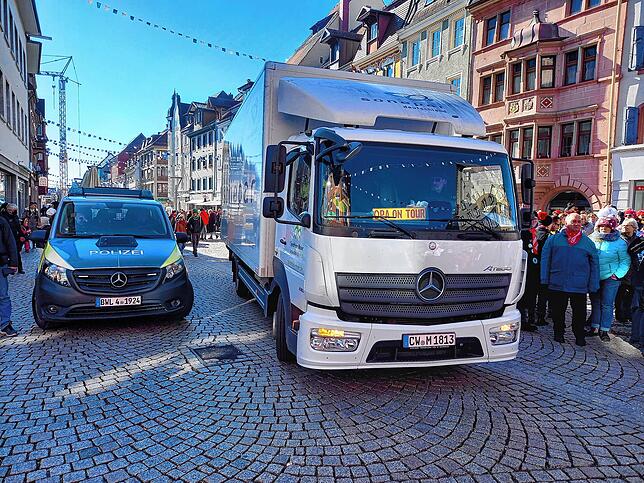 Ein Lieferwagen drückt sich gegen 11 Uhr durch das närrische Treiben in der Niederen Straße. Absperrungen gibt es dieses Jahr keine. Die ...