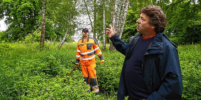Altbäumen gilt das Augenmerk von Rolf Irrgang (links) und Christoph Stocker (rechts); aber aufgrund der angespannten Haushaltslage ...