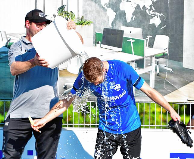 Das tut gut: Nach Spielende besorgte sich Samuel Gantert von der SG Mettingen/Krenkingen erstmal eine kalte Dusche. Betreuer Matthias ...