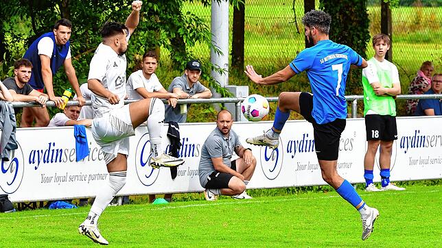 Kritischer Blick: Trainer Philip Brandl (hinten, in der Hocke) war mit dem 0:0 der SG Mettingen/Krenkingen beim SV Blau-Weiß Murg nicht ...