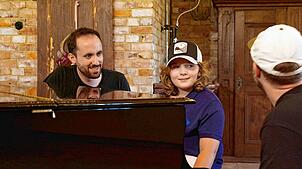 Der elfjährige Levin Giesler (Mitte) aus Sipplingen beim Workshop mit Pianist Igor Levit (links) der im Rahmen der TV-Show „The Piano“ ...