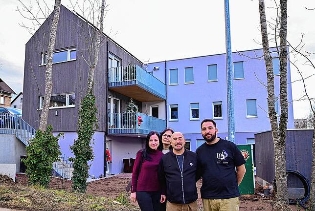 Das neue Haus steht an der gleichen Stelle wie das alte, an der Bundesstraße in St. Georgen. Nicolina, Maria, Giovanni und Sabatino ...